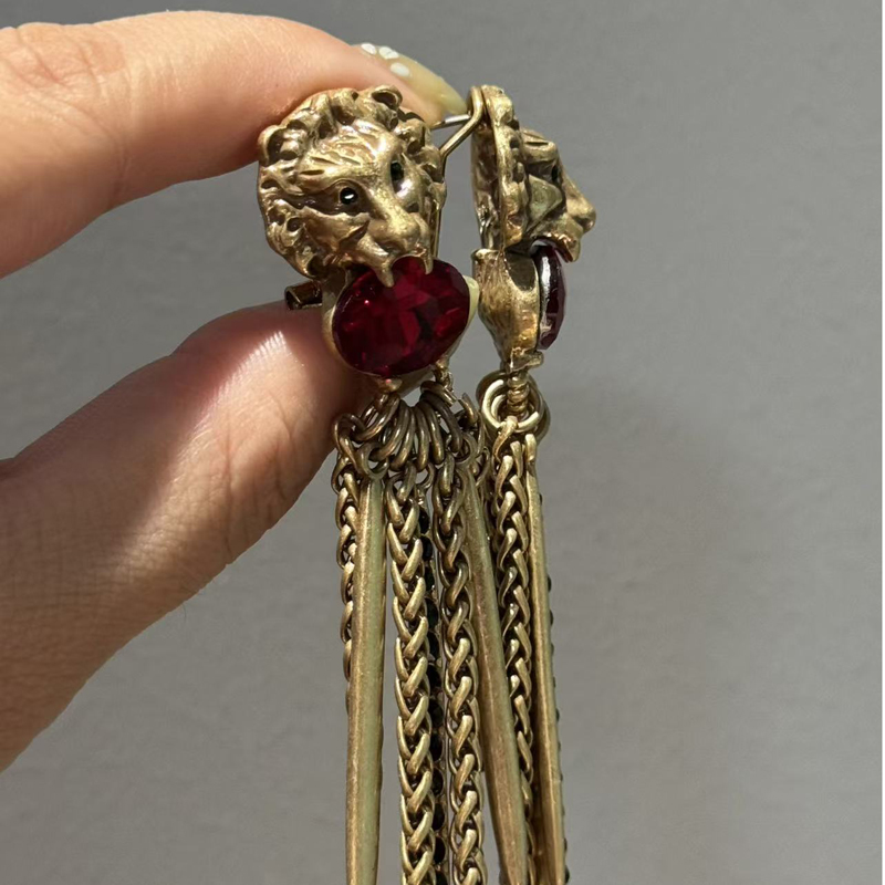 Vintage Fashion Jewelry Brands - Vintage leeuwenkop rode schat kwastje lange